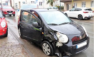 Die 25-jährige Fahrerin des Suzuki wurde bei dem Unfall schwer verletzt. Foto: Polizei - Polizei Die 25-jährige Fahrerin des Suzuki wurde bei dem Unfall schwer verletzt. Foto: Polizei - Polizei