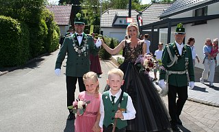 Das Königspaar Jürgen Nollmann und Sonja Beckmann strahlte in Husen. Auch die sechsjährigen Paul und Ella, verwandtschaftlich mit der Königin verbunden, hatten Spaß. - Johannes Büttner Das Königspaar Jürgen Nollmann und Sonja Beckmann strahlte in Husen. Auch die sechsjährigen Paul und Ella, verwandtschaftlich mit der Königin verbunden, hatten Spaß. - Johannes Büttner