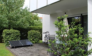 Winfried Keller hat sich auf seiner Terrasse eine kleines Balkokraftwerk aufgestellt. Leider konnte er keinen anderen Stantort wählen, sodass die Ausrichtung nicht optimal ist und er somit auch nicht die optimale Leistung der Anlage abrufen kann. - Anastasia von Fugler Winfried Keller hat sich auf seiner Terrasse eine kleines Balkokraftwerk aufgestellt. Leider konnte er keinen anderen Stantort wählen, sodass die Ausrichtung nicht optimal ist und er somit auch nicht die optimale Leistung der Anlage abrufen kann. - Anastasia von Fugler