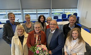 Dezernent Wolfgang Walter (3. v. r.) hat 22 Jahre mit Christel Rhode (4. v. l.) zusammengearbeitet. - Stadt Paderborn/Jens Reinhardt Dezernent Wolfgang Walter (3. v. r.) hat 22 Jahre mit Christel Rhode (4. v. l.) zusammengearbeitet. - Stadt Paderborn/Jens Reinhardt