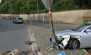 Beim Abbiegemanöver prallte der Autofahrer mit seinem Wagen frontal gegen eine Straßenlaterne. - Polizei Minden-Lübbecke Beim Abbiegemanöver prallte der Autofahrer mit seinem Wagen frontal gegen eine Straßenlaterne. - Polizei Minden-Lübbecke