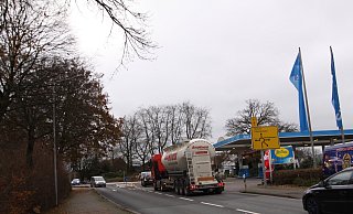 Zahlreiche Lkw fahren täglich über die Bünder Straße und die Herforder Straße (B239) in Hiddenhausen. - Björn Kenter Zahlreiche Lkw fahren täglich über die Bünder Straße und die Herforder Straße (B239) in Hiddenhausen. - Björn Kenter