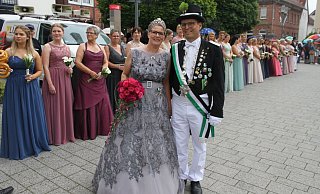 Das Königspaar Klaus und Corinna Stork regiert schon seit 2019 die Bürener Bürgerschützen. Sie hatten sage und schreibe 31 Hofdamen dabei. - Johannes Büttner Das Königspaar Klaus und Corinna Stork regiert schon seit 2019 die Bürener Bürgerschützen. Sie hatten sage und schreibe 31 Hofdamen dabei. - Johannes Büttner