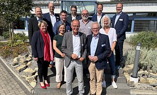 Sprechen über die Zukunft der Schulen: Michael Uhlich (vorn v. l.), Kreisdirektor Klaus Schumacher. Claudia Güthoff (mittlere Reihe v. l.), Bettina Becker, Jeannette Pierdzig. Dominic Gehle (hinten v. l.), Schulrat Klaus Leweke, Carsten Schulz, Simon Tewes, Dietmar Overbeck, Michael Urhahne, sowie Meinolf Klahold. - Foto: Kreis Höxter Sprechen über die Zukunft der Schulen: Michael Uhlich (vorn v. l.), Kreisdirektor Klaus Schumacher. Claudia Güthoff (mittlere Reihe v. l.), Bettina Becker, Jeannette Pierdzig. Dominic Gehle (hinten v. l.), Schulrat Klaus Leweke, Carsten Schulz, Simon Tewes, Dietmar Overbeck, Michael Urhahne, sowie Meinolf Klahold. - Foto: Kreis Höxter