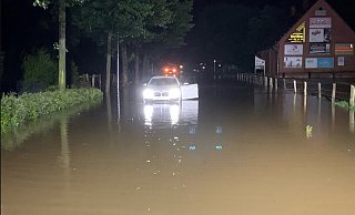 Eine überflutete Straße in Steinheim im Kreis Höxter. - Feuerwehr Steinheim Eine überflutete Straße in Steinheim im Kreis Höxter. - Feuerwehr Steinheim