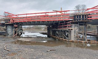 Das Wasser, dessen Pegel bis zu vier Metern in der Spitze erreicht hatte, hat die Mulde, die rechts im Bild zu sehen ist, mehrere Meter verschoben. - Straßen NRW Das Wasser, dessen Pegel bis zu vier Metern in der Spitze erreicht hatte, hat die Mulde, die rechts im Bild zu sehen ist, mehrere Meter verschoben. - Straßen NRW