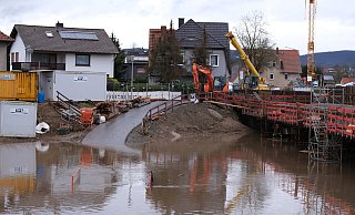 Die Flut ist zurück in der Flutmulde - und die Betonierarbeiten der zweiten Fahrbahnhälfte ruhen. - Ulf Hanke Die Flut ist zurück in der Flutmulde - und die Betonierarbeiten der zweiten Fahrbahnhälfte ruhen. - Ulf Hanke