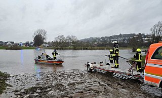 Mit einem Boot wird eine Frau aus der Weser gerettet. - Feuerwehr Holzminden Mit einem Boot wird eine Frau aus der Weser gerettet. - Feuerwehr Holzminden