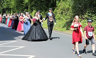 Höhepunkt des Schützenfestes ist immer der Festumzug – diesmal in Warburg zu Fuß ohne Kutsche. Dem Königspaar Stefan und Tanja Michels samt Hofstaat gingen Manuel und Emily vorweg. - Simone Flörke Höhepunkt des Schützenfestes ist immer der Festumzug – diesmal in Warburg zu Fuß ohne Kutsche. Dem Königspaar Stefan und Tanja Michels samt Hofstaat gingen Manuel und Emily vorweg. - Simone Flörke