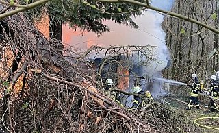 Der gemeldete Wohnungsbrand stellte sich am vergangenen Sonntag als ausgedehnter Gartenhüttenbrand außerhalb von Fürstenau heraus. - Feuerwehr Höxter Der gemeldete Wohnungsbrand stellte sich am vergangenen Sonntag als ausgedehnter Gartenhüttenbrand außerhalb von Fürstenau heraus. - Feuerwehr Höxter