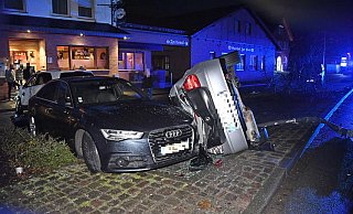 Der im Kreis Ostholstein zugelassene SUV wurde um etwa 180 Grad gedreht und blieb unmittelbar vor dem Eingang des dortigen Hotels liegen. - Andreas Eickhoff Der im Kreis Ostholstein zugelassene SUV wurde um etwa 180 Grad gedreht und blieb unmittelbar vor dem Eingang des dortigen Hotels liegen. - Andreas Eickhoff