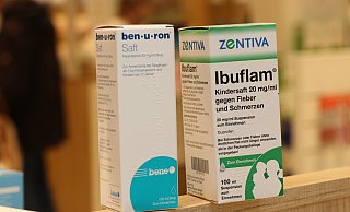 Fiebersäfte für Kinder mit dem Wirkstoff Paracetamol sind zur Zeit nicht zu bekommen, sagen Apotheker aus Enger und Spenge. Beim ibuprofenhaltigen Saft hat sich die Lage etwas entspannt. Foto: Mareike Gröneweg - Mareike Gröneweg Fiebersäfte für Kinder mit dem Wirkstoff Paracetamol sind zur Zeit nicht zu bekommen, sagen Apotheker aus Enger und Spenge. Beim ibuprofenhaltigen Saft hat sich die Lage etwas entspannt. Foto: Mareike Gröneweg - Mareike Gröneweg