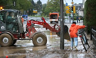 Im Oktober 2009 löste Starkregen eine Schlammlawine aus, die sich aus dem Lübberlindenweg auf die Mindener Straße ergoss. Ärgerlich - aber kein Vergleich zur Katastrophe im Ahrtal. - Frank-Michael Kiel-Steinkamp Im Oktober 2009 löste Starkregen eine Schlammlawine aus, die sich aus dem Lübberlindenweg auf die Mindener Straße ergoss. Ärgerlich - aber kein Vergleich zur Katastrophe im Ahrtal. - Frank-Michael Kiel-Steinkamp