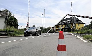 Mit der Reparatur der zerbrochenen Bahnschranke wurde am Donnerstagmittag bereits begonnen. - Burkhard Battran Mit der Reparatur der zerbrochenen Bahnschranke wurde am Donnerstagmittag bereits begonnen. - Burkhard Battran