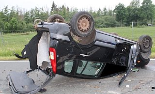 Das Auto liegt nach dem Unfall auf dem Dach und ist sichtlich beschädigt. - Polizei Minden-Lübbecke Das Auto liegt nach dem Unfall auf dem Dach und ist sichtlich beschädigt. - Polizei Minden-Lübbecke