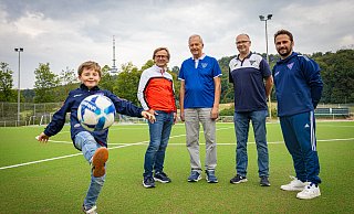 Frisches Grün statt staubiger Asche: Luis (9) aus der D-Jugend, Dirk Meyer, Jürgen Blume und die Trainer Torsten Esser und Luan Medzini (v.l.) vom TuS Hoberge-Uerentrup freuen sich, dass der Kunstrasentraum jetzt Wirklichkeit geworden ist. - Mike-Dennis Müller / www.mdm.photo Frisches Grün statt staubiger Asche: Luis (9) aus der D-Jugend, Dirk Meyer, Jürgen Blume und die Trainer Torsten Esser und Luan Medzini (v.l.) vom TuS Hoberge-Uerentrup freuen sich, dass der Kunstrasentraum jetzt Wirklichkeit geworden ist. - Mike-Dennis Müller / www.mdm.photo