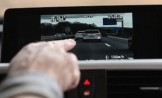 Obwohl er einen sichtbaren Streifenwagen der Polizei überholte, gab der Mann am Steuer des BMW Vollgas. - picture alliance / Patrick Seeger/dpa Obwohl er einen sichtbaren Streifenwagen der Polizei überholte, gab der Mann am Steuer des BMW Vollgas. - picture alliance / Patrick Seeger/dpa