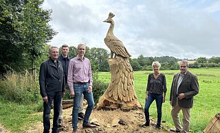Dompropst Monsignore Joachim Göbel (v. l.), Volker Schäfers, Mike Woelke, Paderborns stellvertretende Bürgermeisterin Sabine Kramm und Toni Wiethaup sind von dem Holzpfau begeistert. - Stadt Paderborn Dompropst Monsignore Joachim Göbel (v. l.), Volker Schäfers, Mike Woelke, Paderborns stellvertretende Bürgermeisterin Sabine Kramm und Toni Wiethaup sind von dem Holzpfau begeistert. - Stadt Paderborn