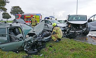 Bei diesem Verkehrsunfall im Oktober 2023 wurden auf der B64 bei Benhausen zwei Menschen schwer verletzt. - Archivfoto: Ralph Meyer Bei diesem Verkehrsunfall im Oktober 2023 wurden auf der B64 bei Benhausen zwei Menschen schwer verletzt. - Archivfoto: Ralph Meyer