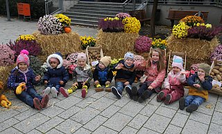 Der Markt mit seiner herbstlichen Dekoration hat seine Liebhaber bei den großen und kleinen Gästen - wie Jana, Shana, Luisa, Lio, Leo, Elina, Sabina und Adrian. - Johannes Büttner Der Markt mit seiner herbstlichen Dekoration hat seine Liebhaber bei den großen und kleinen Gästen - wie Jana, Shana, Luisa, Lio, Leo, Elina, Sabina und Adrian. - Johannes Büttner
