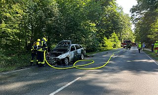 Der Alfa Romeo brannte trotz des schnellen Eingreifens der Einsatzkräfte vollständig aus. - Thorsten Heß Der Alfa Romeo brannte trotz des schnellen Eingreifens der Einsatzkräfte vollständig aus. - Thorsten Heß