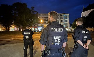 Große Kontrollaktion der Polizei am Wochenende in Bielefeld. Hier an der Tüte am Hauptbahnhof. - Paul Brinkmann Große Kontrollaktion der Polizei am Wochenende in Bielefeld. Hier an der Tüte am Hauptbahnhof. - Paul Brinkmann