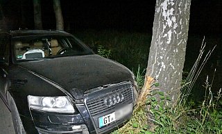 Ende einer Amokfahrt: Laut Anklage soll die 30-Jährige mit diesem Audi mehrfach auf ihren Freund zugefahren sein. - Andreas Eickhoff Ende einer Amokfahrt: Laut Anklage soll die 30-Jährige mit diesem Audi mehrfach auf ihren Freund zugefahren sein. - Andreas Eickhoff
