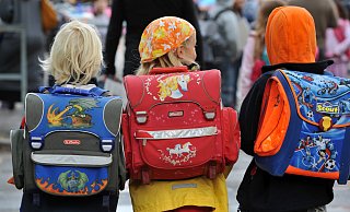 Sobald Kinder in die Schule kommen wird es teuer: Tornister, Hefte und Stifte müssen gekauft und regelmäßig erneuert werden. - dpa Sobald Kinder in die Schule kommen wird es teuer: Tornister, Hefte und Stifte müssen gekauft und regelmäßig erneuert werden. - dpa