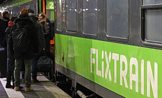 Weil die Waggons des Anbieters Flixtrain in Bielefeld schon allesamt besetzt sind, darf eine Stukenbrockerin ihre Reise nicht antreten. Obwohl sie ein gültiges Ticket mit Sitzplatzreservierung hat. - Symbolfoto/Imago Weil die Waggons des Anbieters Flixtrain in Bielefeld schon allesamt besetzt sind, darf eine Stukenbrockerin ihre Reise nicht antreten. Obwohl sie ein gültiges Ticket mit Sitzplatzreservierung hat. - Symbolfoto/Imago