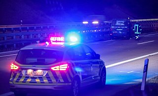 Durch den Aufprall wurden Fahrzeugteile auf die Gegenfahrbahn der A33 im Kreis Gütersloh geschleudert. Der Sprinter eines 36-Jährigen wurde dadurch an der Windschutzscheibe beschädigt. - Symbolfoto/picture alliance Durch den Aufprall wurden Fahrzeugteile auf die Gegenfahrbahn der A33 im Kreis Gütersloh geschleudert. Der Sprinter eines 36-Jährigen wurde dadurch an der Windschutzscheibe beschädigt. - Symbolfoto/picture alliance