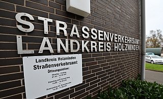 Mitarbeiter der Zulassungsstelle wurden vom Landkreis freigestellt – dabei gäbe es für sie eigentlich genug zu tun. Die Staatsanwaltschaft ermittelt. - Thomas Kube Mitarbeiter der Zulassungsstelle wurden vom Landkreis freigestellt – dabei gäbe es für sie eigentlich genug zu tun. Die Staatsanwaltschaft ermittelt. - Thomas Kube