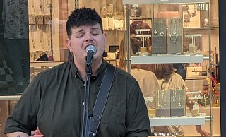 Spontaner Gig am Scharn: Isaak Guderian ist nach seinem ESC-Auftritt zurück in Minden. - Khira Marleen Deppendorf Spontaner Gig am Scharn: Isaak Guderian ist nach seinem ESC-Auftritt zurück in Minden. - Khira Marleen Deppendorf