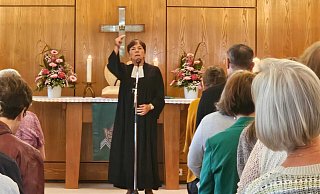 Margot Käßmann hielt eine bewegende Predigt im Thomasgemeindehaus der evangelisch-llutherischen Kirchengemeinde Lübbecke. - Alexandra Stratmeier Margot Käßmann hielt eine bewegende Predigt im Thomasgemeindehaus der evangelisch-llutherischen Kirchengemeinde Lübbecke. - Alexandra Stratmeier