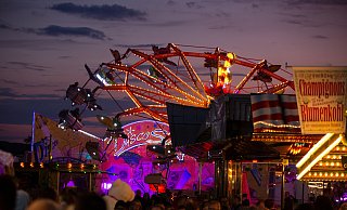Rasante Fahrgeschäfte und ganze traditionelle Karussells sorgen für Nervenkitzel bei den Fahrgästen. - Oliver Krato Rasante Fahrgeschäfte und ganze traditionelle Karussells sorgen für Nervenkitzel bei den Fahrgästen. - Oliver Krato