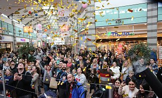 Rund 5.000 Besucher strömten zum Geburtstagsauftakt im April in den Werre-Park. Sie erlebten, wie aus zwei Kanonenrohren ein gigantischer Konfetti-Geschenkregen herauskatapultiert wurde. - Elke Niedringhaus-Haasper Rund 5.000 Besucher strömten zum Geburtstagsauftakt im April in den Werre-Park. Sie erlebten, wie aus zwei Kanonenrohren ein gigantischer Konfetti-Geschenkregen herauskatapultiert wurde. - Elke Niedringhaus-Haasper