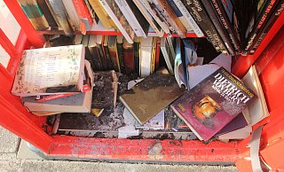 In der Nacht zu Donnerstag haben zwei Jungs aus Bad Oeynhausen und Minden offenbar eine Schneise der Verwüstung in Rehme hinterlassen. Womöglich haben sie auch den Bücherschrank angekokelt. - Ulf Hanke In der Nacht zu Donnerstag haben zwei Jungs aus Bad Oeynhausen und Minden offenbar eine Schneise der Verwüstung in Rehme hinterlassen. Womöglich haben sie auch den Bücherschrank angekokelt. - Ulf Hanke