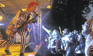 Springen, Klatschen, Tanzen: Die Toten Ärzte bringen auf der Innenstadtfete immer wieder die Meute vor der Bühne zum Kochen. - Susanne Barth Springen, Klatschen, Tanzen: Die Toten Ärzte bringen auf der Innenstadtfete immer wieder die Meute vor der Bühne zum Kochen. - Susanne Barth