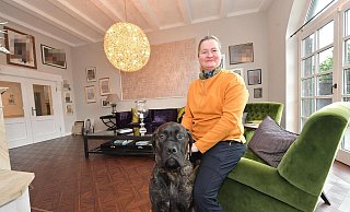 Marion Schlieckmann, hier mit dem Cane-Corso-Rüden Ewald, ist die Besitzerin des mondänen Anwesens in Avenwedde. Die Geschäftsfrau will ihren Lebensmittelpunkt nach Bielefeld verlagern und plant einen Verkauf des Landsitzes. Das Wohnzimmer im Haupthaus war früher einmal der Schankraum der Kneipe „Schlieckmann“. - Jens Dünhölter Marion Schlieckmann, hier mit dem Cane-Corso-Rüden Ewald, ist die Besitzerin des mondänen Anwesens in Avenwedde. Die Geschäftsfrau will ihren Lebensmittelpunkt nach Bielefeld verlagern und plant einen Verkauf des Landsitzes. Das Wohnzimmer im Haupthaus war früher einmal der Schankraum der Kneipe „Schlieckmann“. - Jens Dünhölter