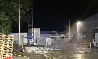 Auf dem Gelände ist es zu einem Brand von Lagergut im Außenbereich auf einer Fläche von etwa 100 Quadratmetern gekommen. - Feuerwehr Paderborn Auf dem Gelände ist es zu einem Brand von Lagergut im Außenbereich auf einer Fläche von etwa 100 Quadratmetern gekommen. - Feuerwehr Paderborn