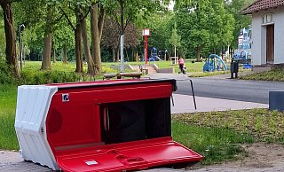 Am Samstagabend fanden Spaziergänger die umgestürzte Toilettenkabine im Freibadpark vor und fotografierten sie. - Katrin Brangewitz Am Samstagabend fanden Spaziergänger die umgestürzte Toilettenkabine im Freibadpark vor und fotografierten sie. - Katrin Brangewitz