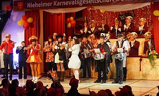 Ein flottes Ständchen brachte der Spielmannszug der Freiwilligen Feuerwehr Nieheim seinem Pauker und amtierenden Prinzen. - Josef Köhne Ein flottes Ständchen brachte der Spielmannszug der Freiwilligen Feuerwehr Nieheim seinem Pauker und amtierenden Prinzen. - Josef Köhne