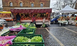 Der Fleischer steht regelmäßig auf dem Wochenmarkt in Minden und anderen Städten in der Region. - Ilja Regier Der Fleischer steht regelmäßig auf dem Wochenmarkt in Minden und anderen Städten in der Region. - Ilja Regier