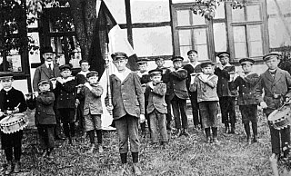 Mit Trommel und Querflöten: Das Foto zeigt den Nachwuchs des Spielmannszugs in der Gründerzeit. - TC Viktoria Albaxen Mit Trommel und Querflöten: Das Foto zeigt den Nachwuchs des Spielmannszugs in der Gründerzeit. - TC Viktoria Albaxen