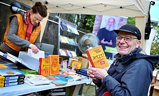 Joachim Kamphausen hat seinen kleinen Verlag 40 Jahre lang mit esoterischer Literatur erfolgreich geführt. Nun ist Am Goldbach Schluss. - Barbara Franke Joachim Kamphausen hat seinen kleinen Verlag 40 Jahre lang mit esoterischer Literatur erfolgreich geführt. Nun ist Am Goldbach Schluss. - Barbara Franke