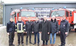Die Vertreter der Wehren und der Kommunen Brakel und Marienmünster mit den beiden gemeinsam beschafften neuen Fahrzeugen. - Burkhard Battran Die Vertreter der Wehren und der Kommunen Brakel und Marienmünster mit den beiden gemeinsam beschafften neuen Fahrzeugen. - Burkhard Battran