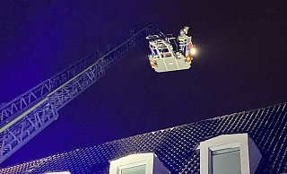 Die Feuerwehr kontrolliert aus der Luft. - Paul Brinkmann Die Feuerwehr kontrolliert aus der Luft. - Paul Brinkmann