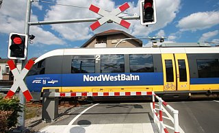 Auf dem Weg von Bielefeld nach Schloß Holte-Stukenbrock wird ein schwerbehinderter junger Mann in der Sennebahn kontrolliert. Die Situation läuft aus dem Ruder. - Sabine Kubendorff Auf dem Weg von Bielefeld nach Schloß Holte-Stukenbrock wird ein schwerbehinderter junger Mann in der Sennebahn kontrolliert. Die Situation läuft aus dem Ruder. - Sabine Kubendorff