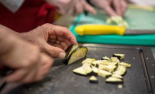 Wird in Herforder Kitas demnächst nur noch Gemüse geschnippelt? Zumindest in manchen Kitas soll langfristig das Fleisch vom Mittagstisch verschwinden. - epd-bild / Philipp Reiss Wird in Herforder Kitas demnächst nur noch Gemüse geschnippelt? Zumindest in manchen Kitas soll langfristig das Fleisch vom Mittagstisch verschwinden. - epd-bild / Philipp Reiss