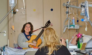 Marie-Pascale Gräbener (links) stimmt ein Lied auf der Gitarre an, Ute Grothues (rechts) gibt der musikalische Besuch Zuversicht in schweren Zeiten. - Andreas Zobe Marie-Pascale Gräbener (links) stimmt ein Lied auf der Gitarre an, Ute Grothues (rechts) gibt der musikalische Besuch Zuversicht in schweren Zeiten. - Andreas Zobe