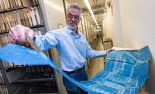 Im Aktenkeller des Bauamtes hat Archivar Volker Topka die Blaupause eines Lageplans aus den 1930er Jahren auseinandergefaltet. - Mike-Dennis Müller / www.mdm.photo Im Aktenkeller des Bauamtes hat Archivar Volker Topka die Blaupause eines Lageplans aus den 1930er Jahren auseinandergefaltet. - Mike-Dennis Müller / www.mdm.photo